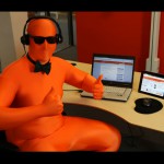 Orange mand med computer Orange mand med computer